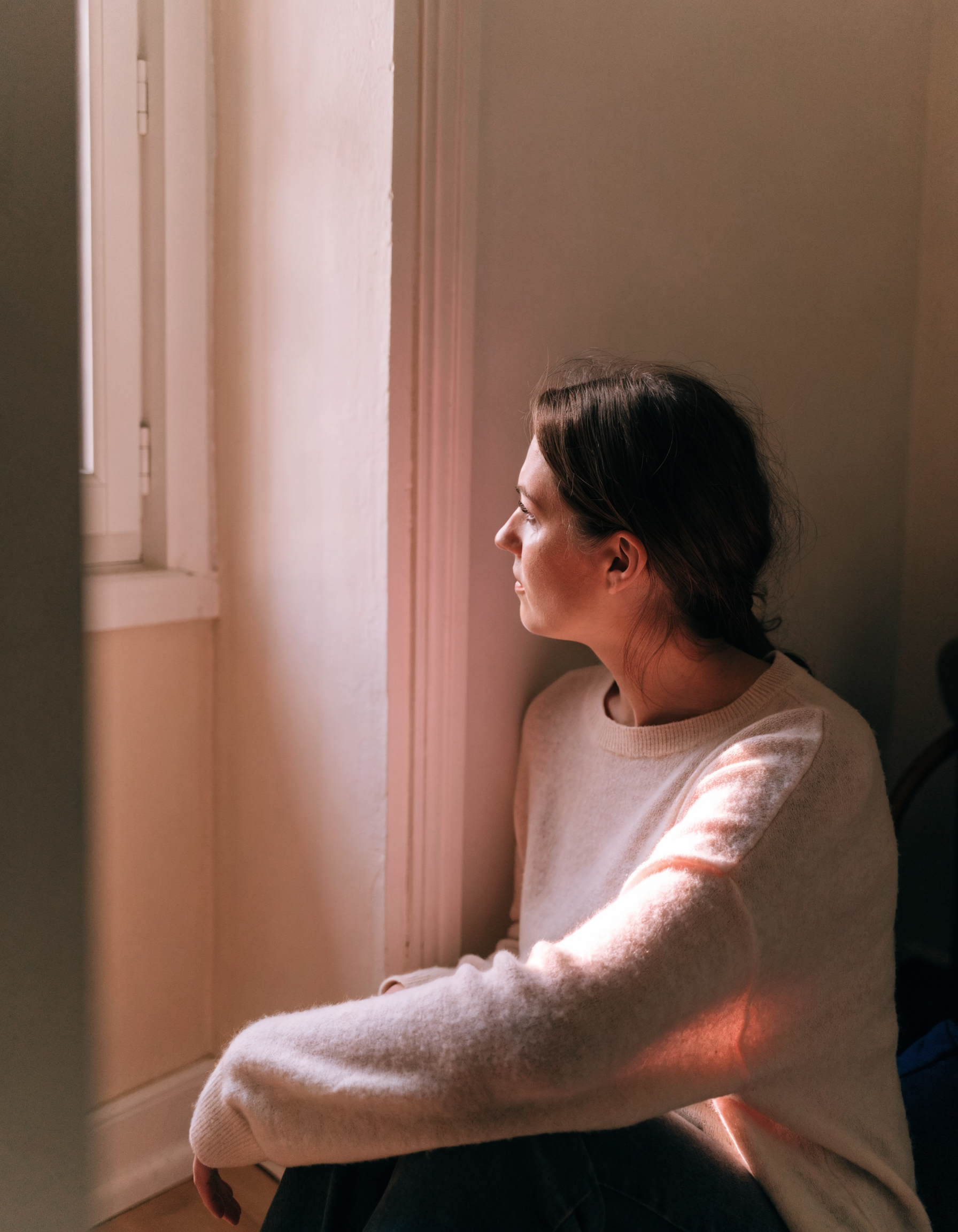 O fotografie evocativă — două persoane care vorbesc în lumină naturală, față în față, relaxate; nu o scenă de stock, ci 